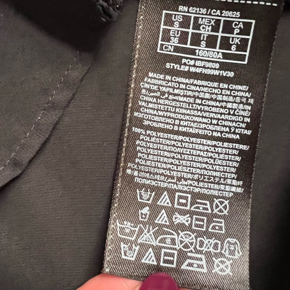 GUESS BLACK LONG SLEEVE BLOUSE TO WITH RUFFLES AND CUTOUT SIZE SMALL - Picture 5 of 5